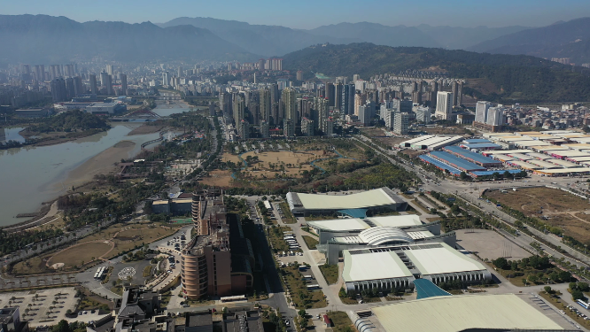 航拍沿江城市建筑群